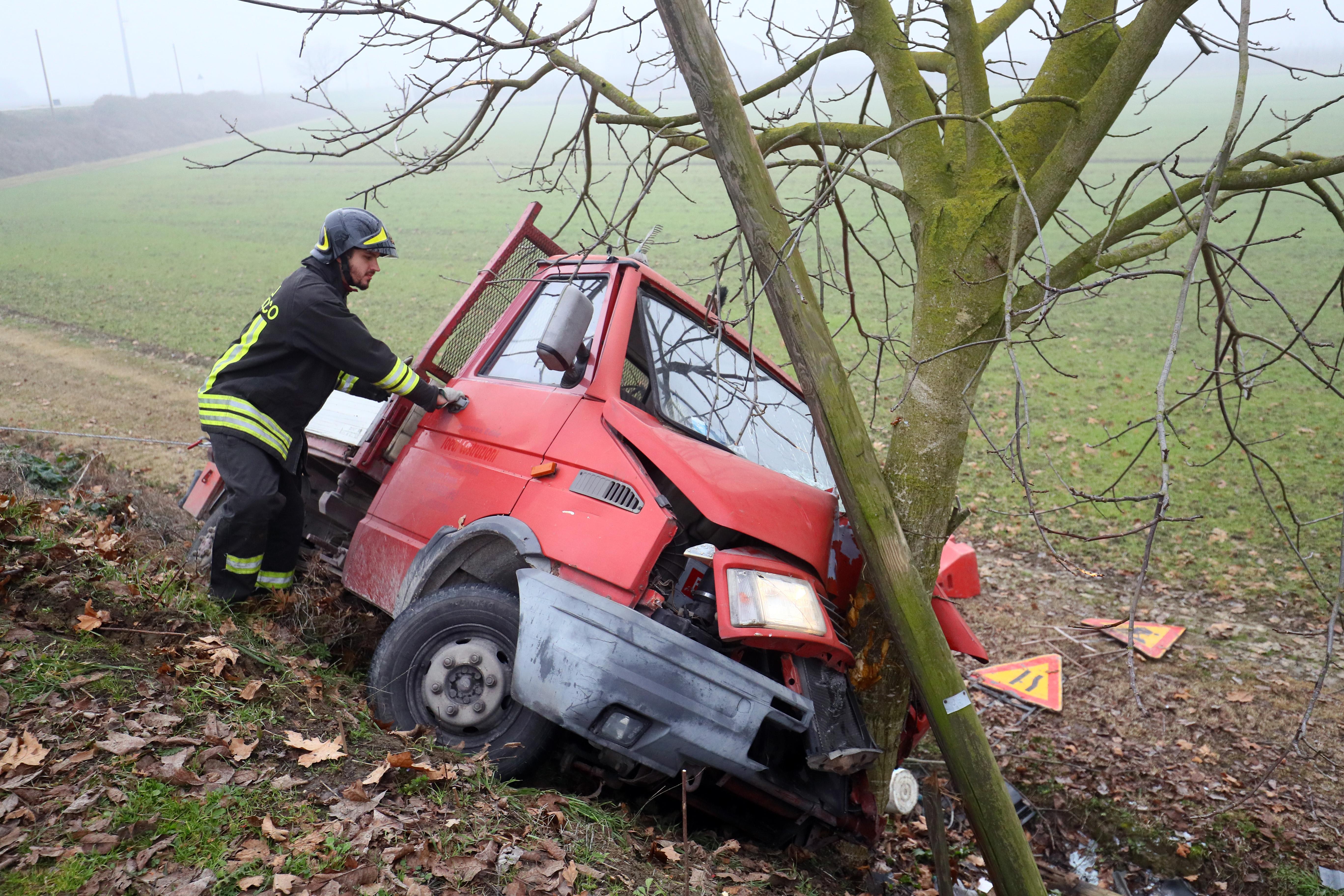 Furgone fuori strada a Fossalta, l'albero limita i danni 