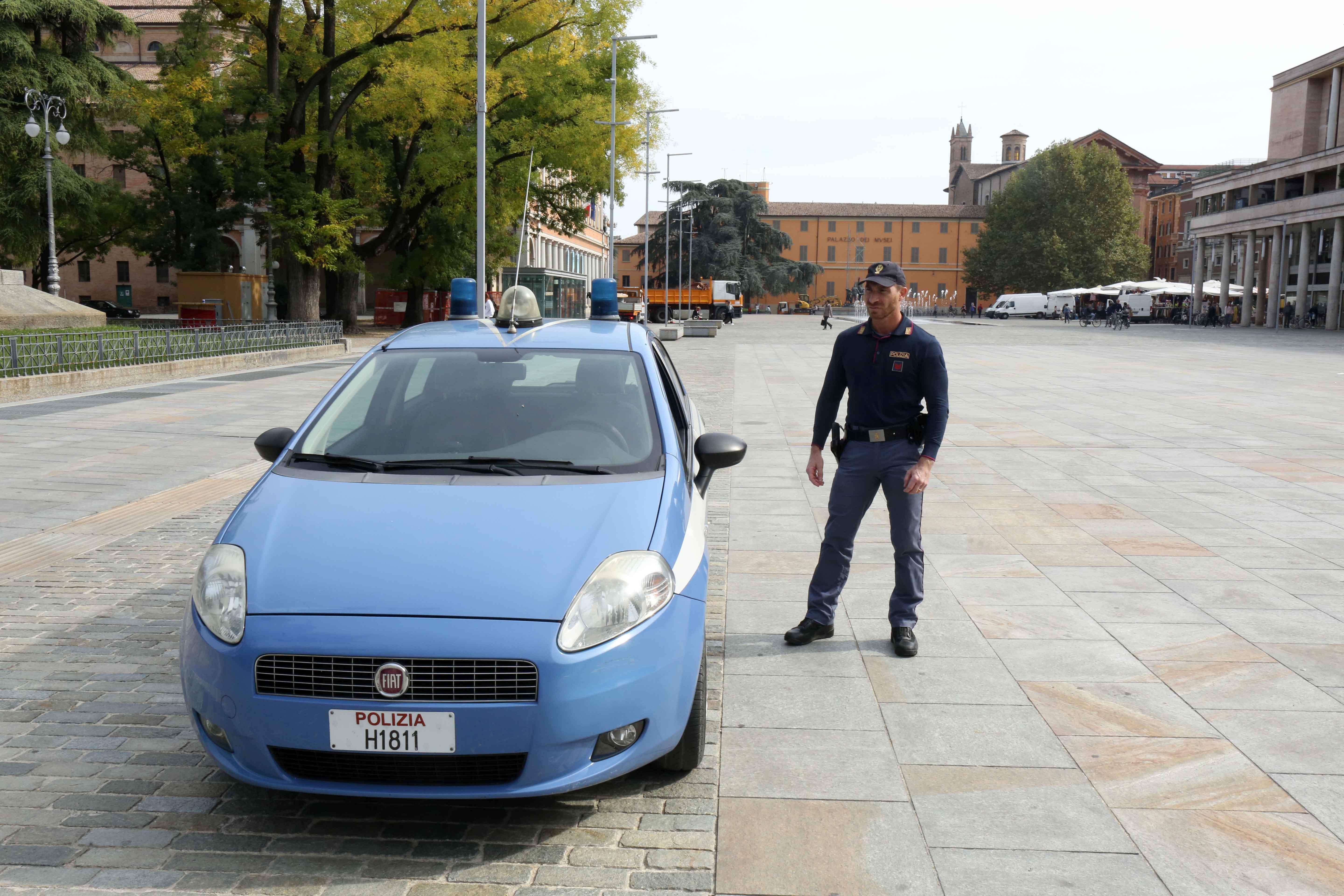 Reggio Emilia, tenta di scippare una donna al Rione Cln: un passante mette in fuga il criminale