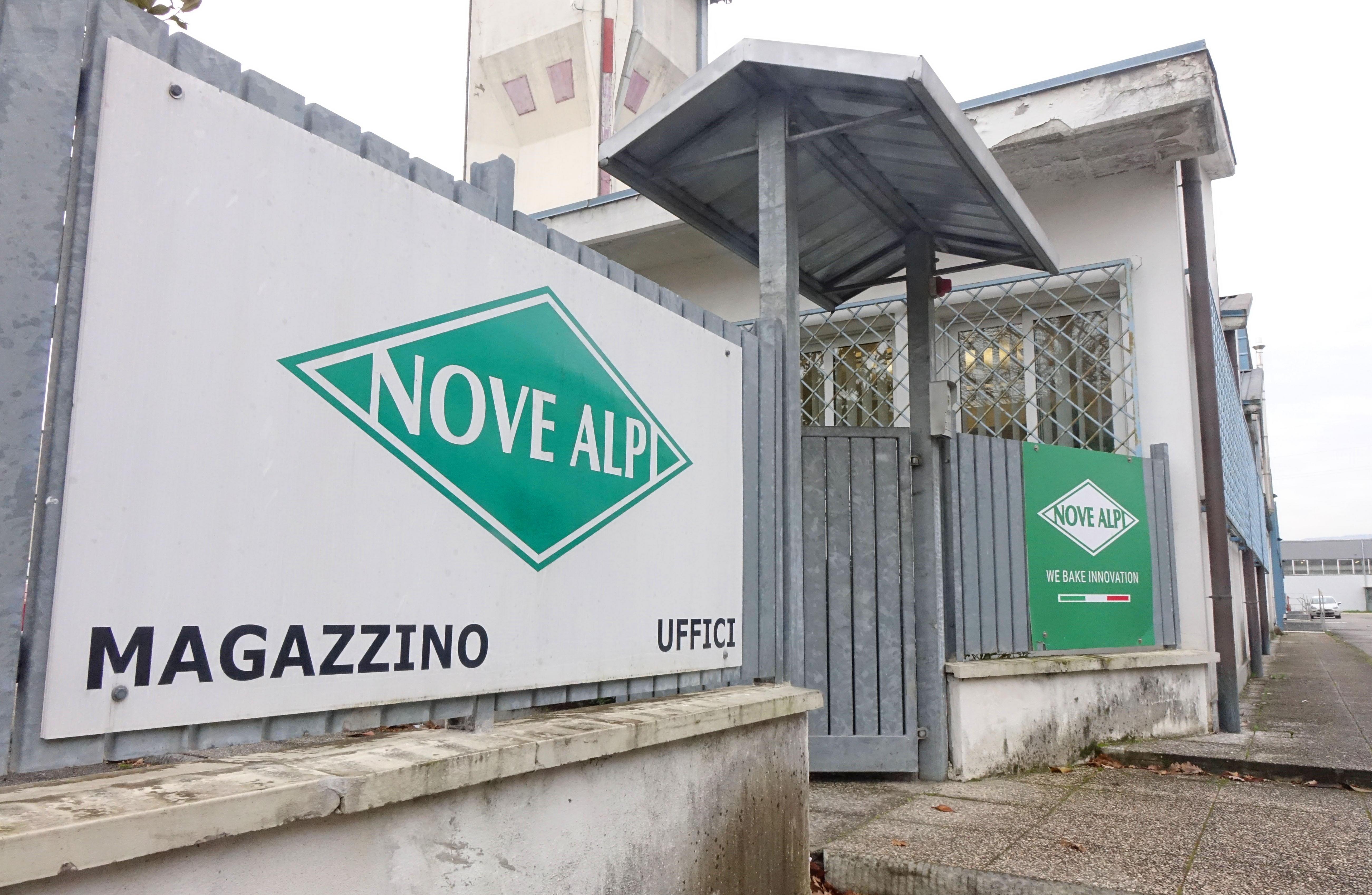 Il marchio dell’azienda “Nove Alpi” all’ingresso dello stabilimento di Ponte alla Pergola