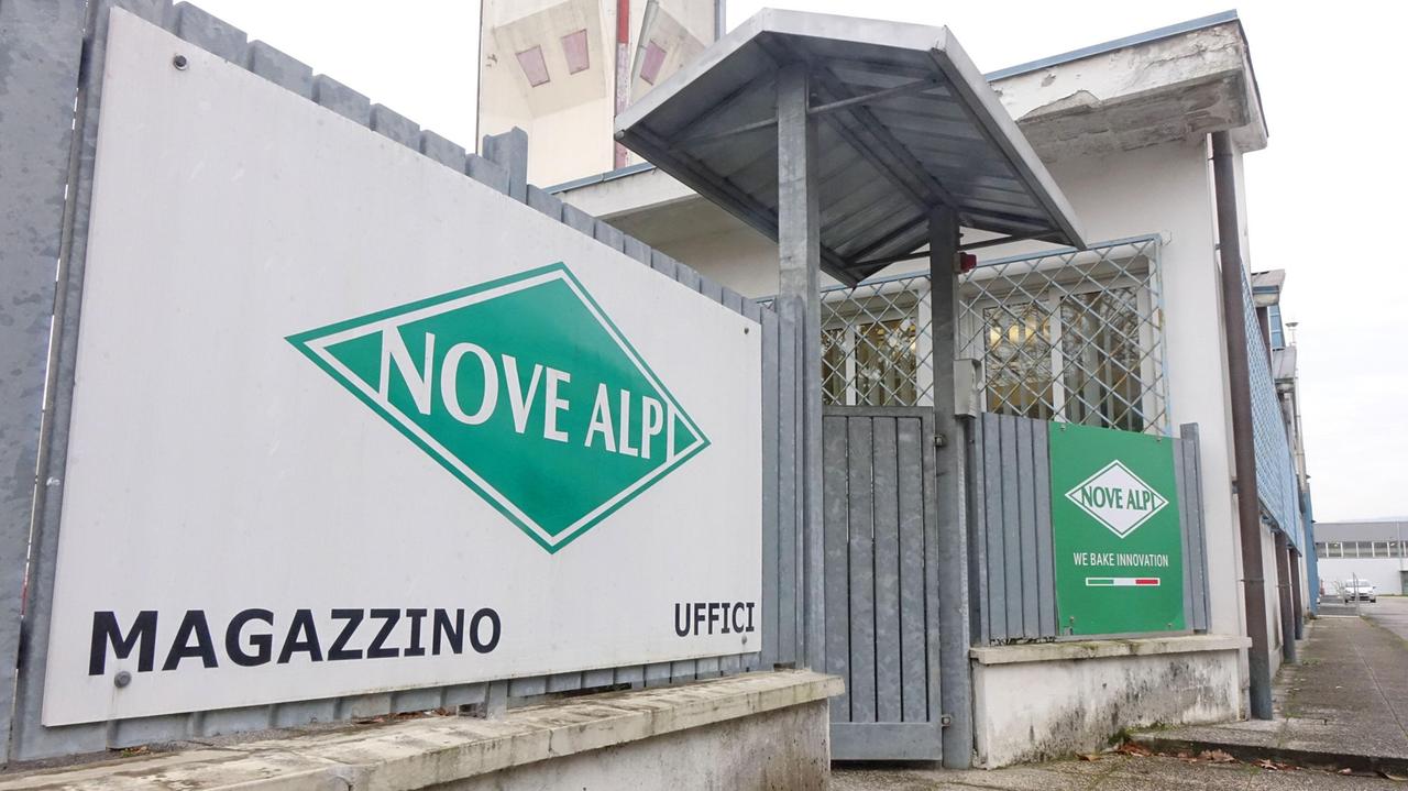 Il marchio dell’azienda “Nove Alpi” all’ingresso dello stabilimento di Ponte alla Pergola