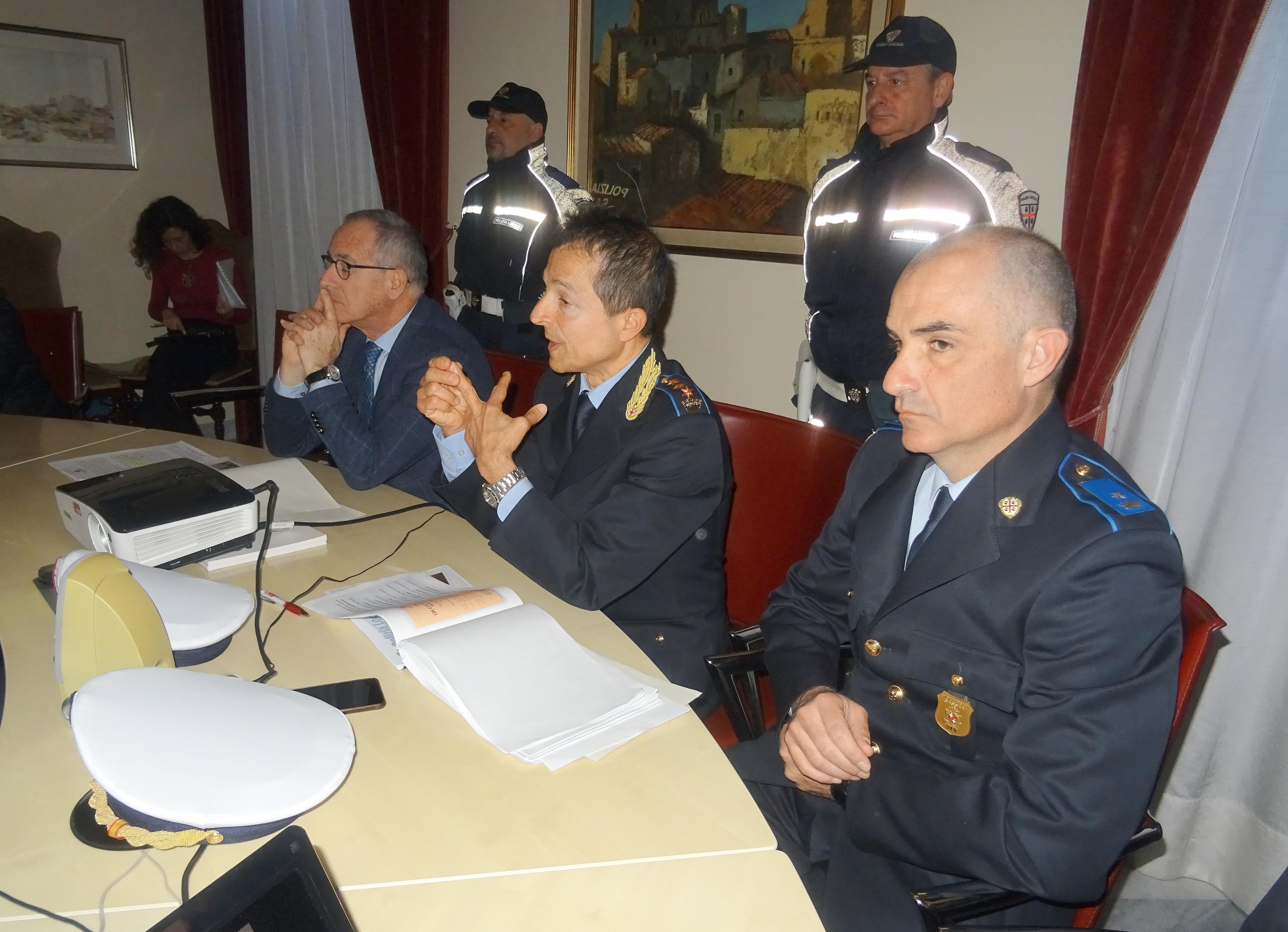 Il comandante Gianni Serra illustra i dati del 2019 durante la conferenza stampa cui ha partecipato anche il sindaco Nanni Campus (foto Ivan Nuvoli)