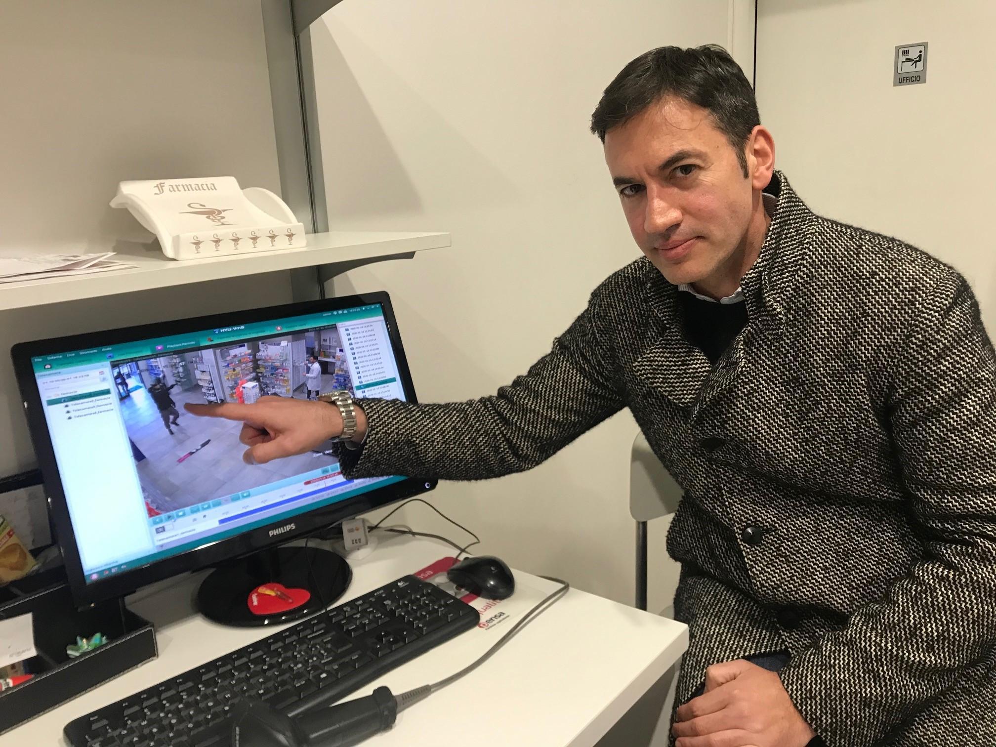 Il titolare della farmacia mostra il filmato della rapina