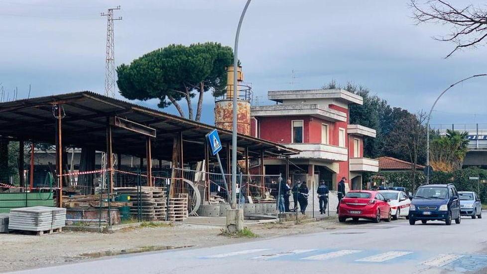 Tettoia abusiva da 40 anni I vigili sequestrano l’area e sfrattano l’azienda edile
