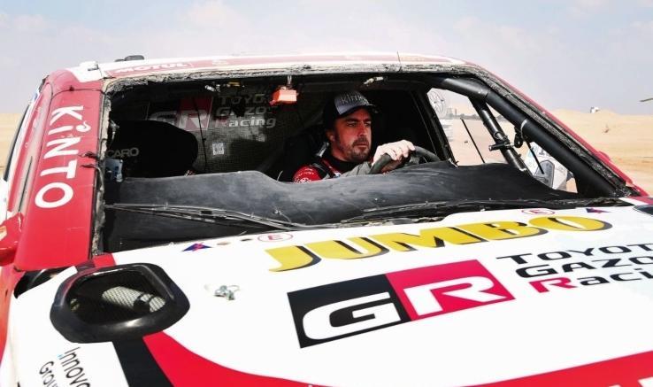 Alonso, paura sulla sabbia Troppo veloce sulle dune si ribalta con la sua auto
