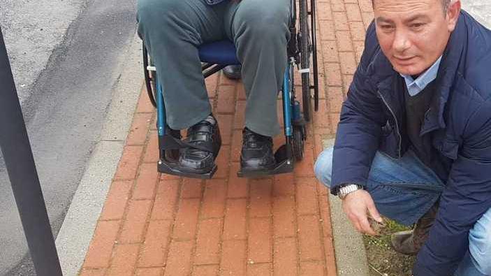Lavori alla chiesa di Rughi: marciapiedi inadatti ai disabili