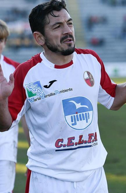 Testa in campo e occhi al cielo: il calcio sospeso di Michel Cruciani 