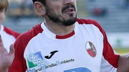 Testa in campo e occhi al cielo: il calcio sospeso di Michel Cruciani