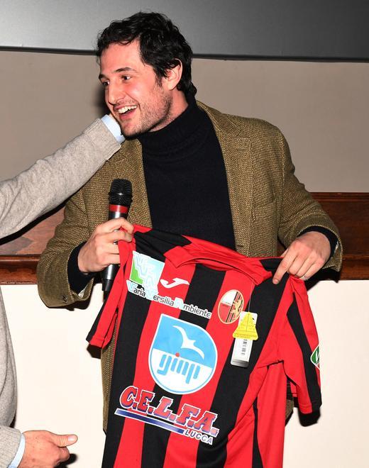 L’attore Paradossi premiato con la maglia della Lucchese alla proiezione di Hammamet