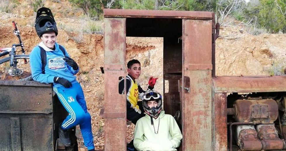In mountain bike nelle cave