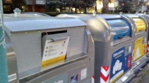 Cassonetto intelligente fuori uso in via Platino
