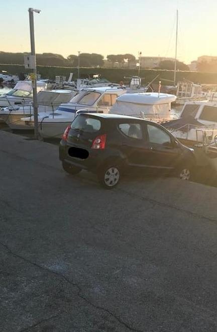 In bilico tra fiume e molo: auto vince per il parcheggio “del piffero” 2019 