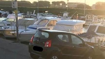 In bilico tra fiume e molo: auto vince per il parcheggio “del piffero” 2019