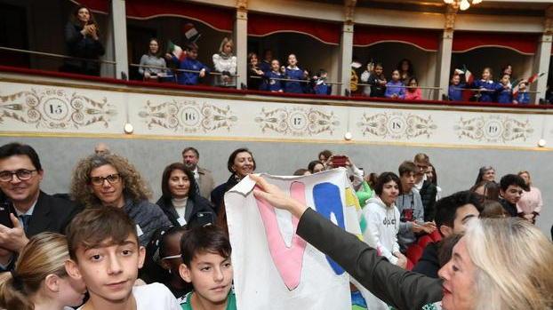 Cori ed entusiasmo, 400 ragazzi aprono il cuore del Goldoni