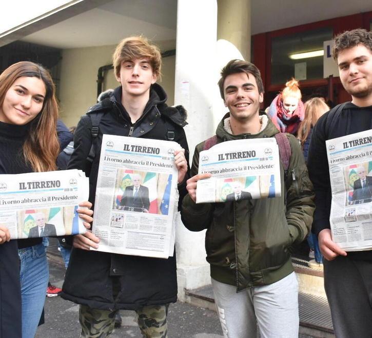 Giornale a scuola e bandiere