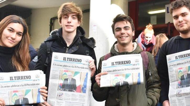 Giornale a scuola e bandiere