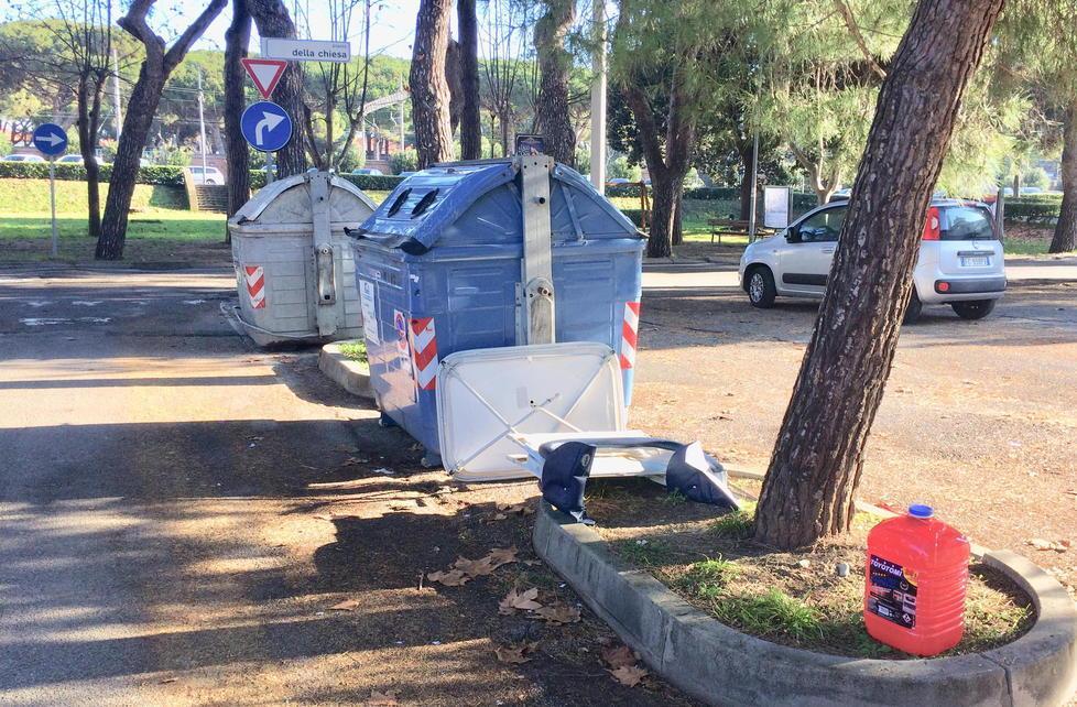 Quei cumuli di rifiuti lasciati fuori dai cassonetti 