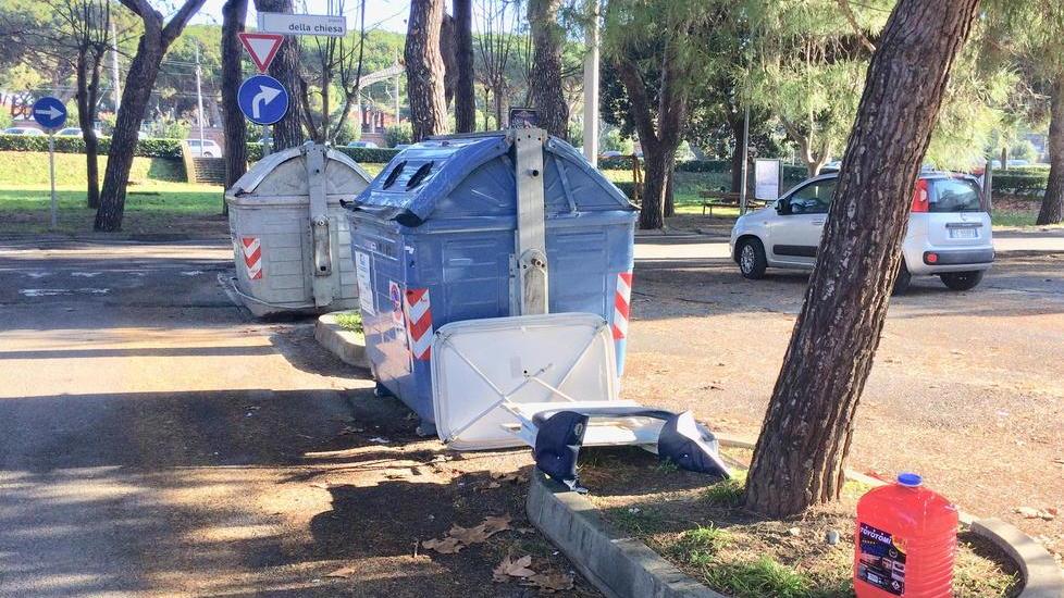 Quei cumuli di rifiuti lasciati fuori dai cassonetti