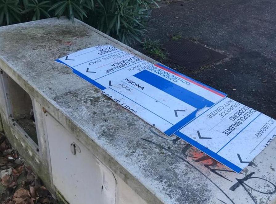 Danneggiati i totem che indicano i percorsi nel Villaggio scolastico