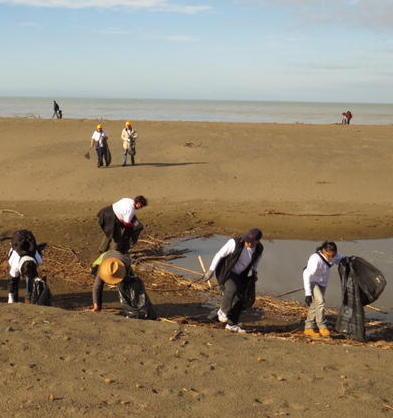 Al mare tutti insieme per pulire la spiaggia dai rifiuti abbandonati 