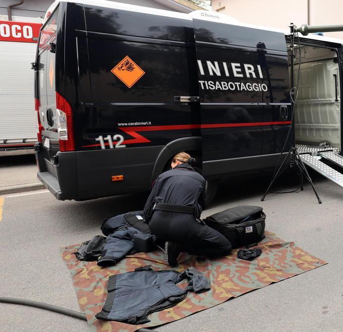 Mette in ordine la soffitta e trova un ordigno bellico 