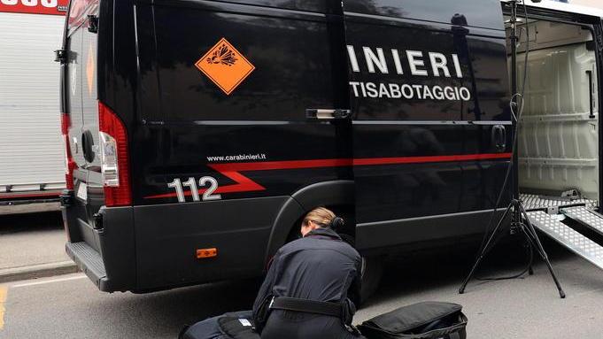 Mette in ordine la soffitta e trova un ordigno bellico