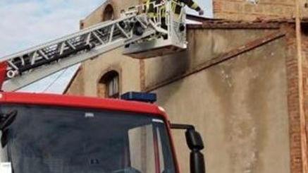 Crollano pezzi di tabaccaia intervengono i vigili del fuoco