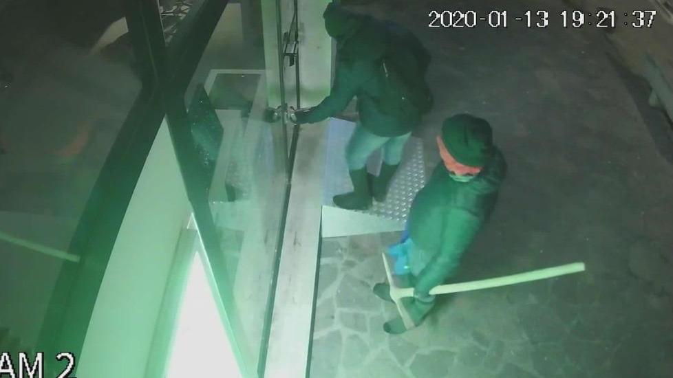 Le immagini del furto In corso le indagini