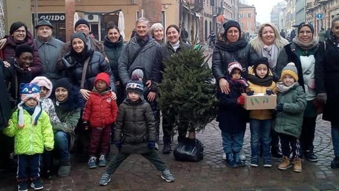 I commercianti donano 200 abeti natalizi a Trento «Arricchiranno un bosco»