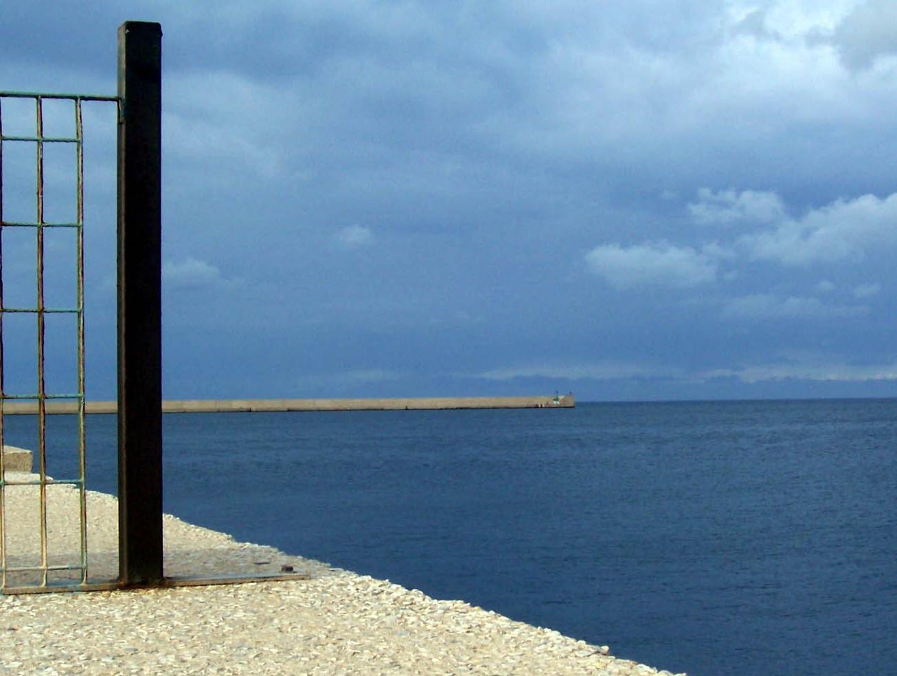 Sversamento nella diga foranea, indagini in corso 