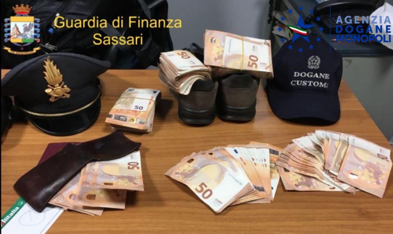 Nelle scarpe 27mila euro, cinese fermato all’imbarco 