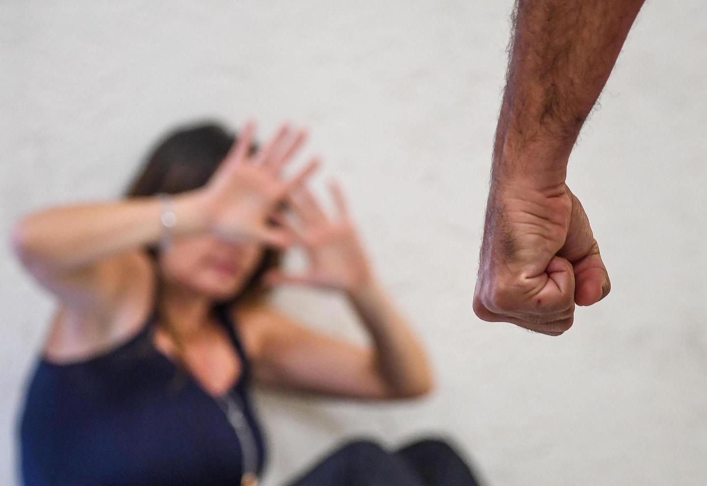 Codrongianos, si conoscono sui social e poi la stuprano