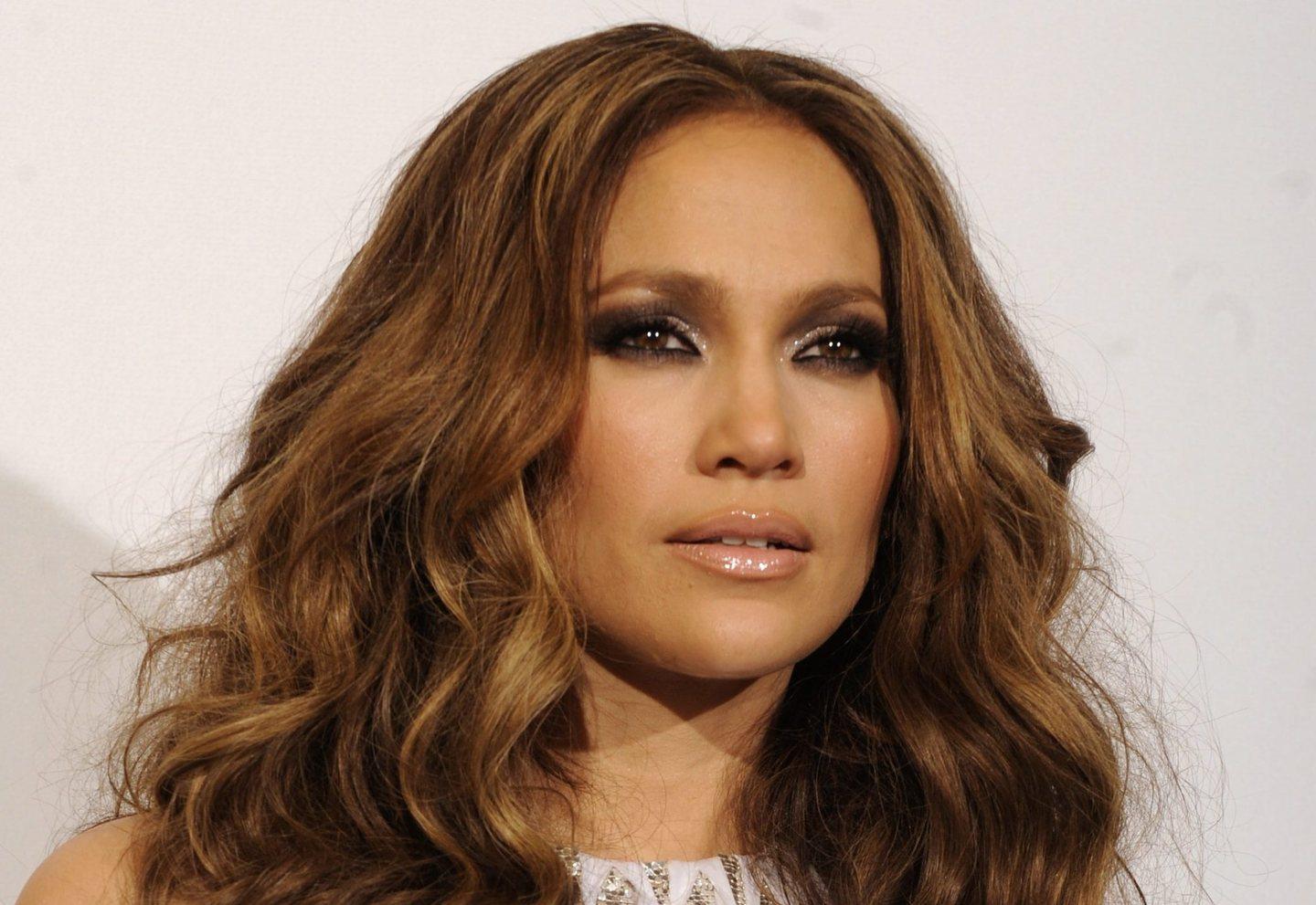 Truzzu scrive a JLo: «Jennifer vieni a vivere a Cagliari» 