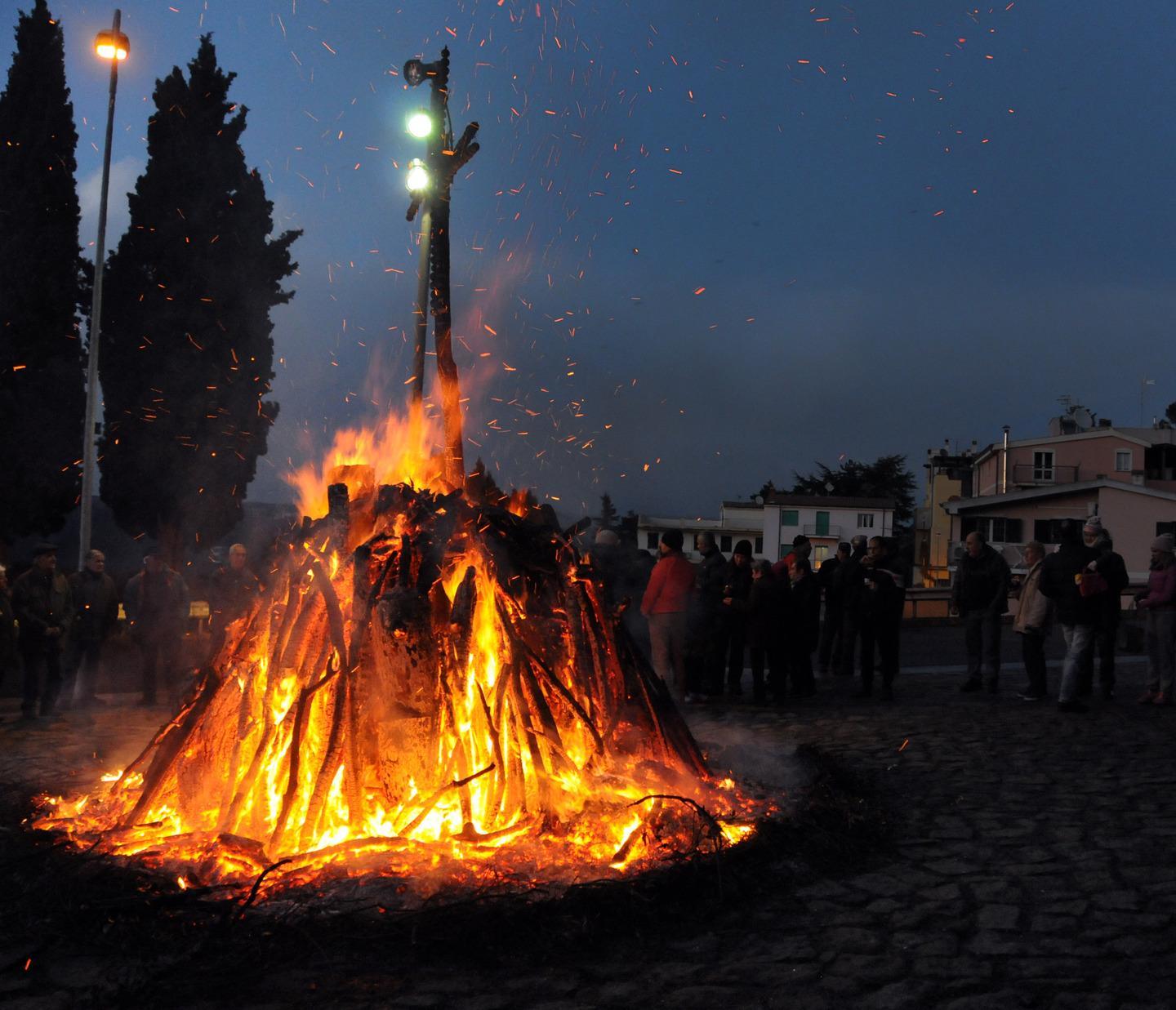 Città in festa attorno ai falò omaggio a Sant’Antonio 