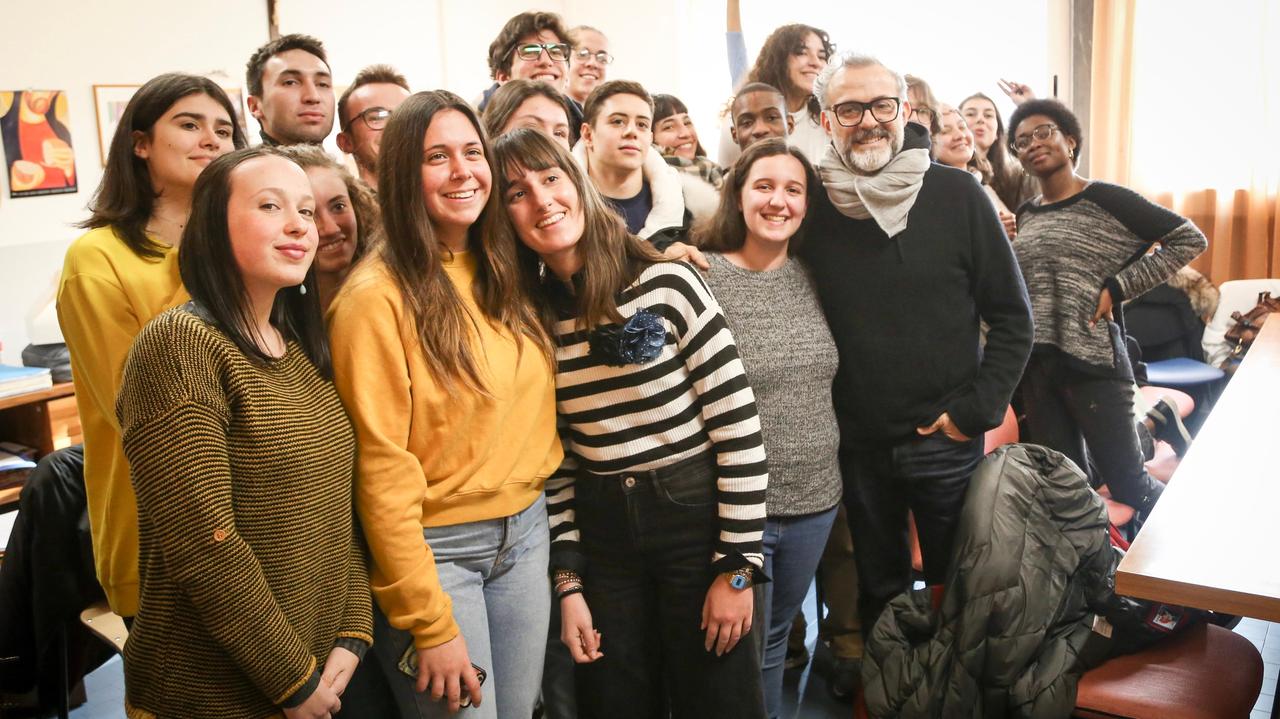 Modena. Bottura a tu per tu coi ragazzi di #fuoriclasse Una giornata... mondiale al Muratori San Carlo