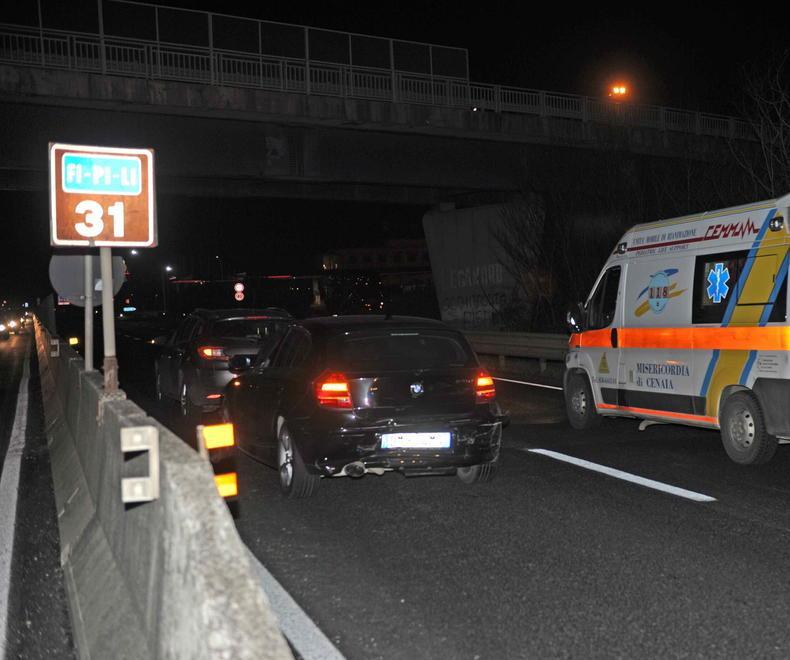 Fa inversione di marcia sulla Fi-Pi-Li e provoca un incidente 