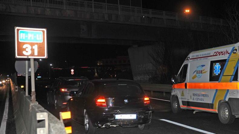 Fa inversione di marcia sulla Fi-Pi-Li e provoca un incidente
