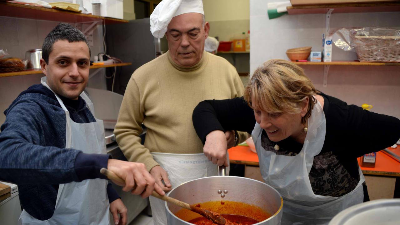 Cavalli e trippa: c’è il Palio. Buti fa rivivere la tradizione nella sfida fra le contrade
