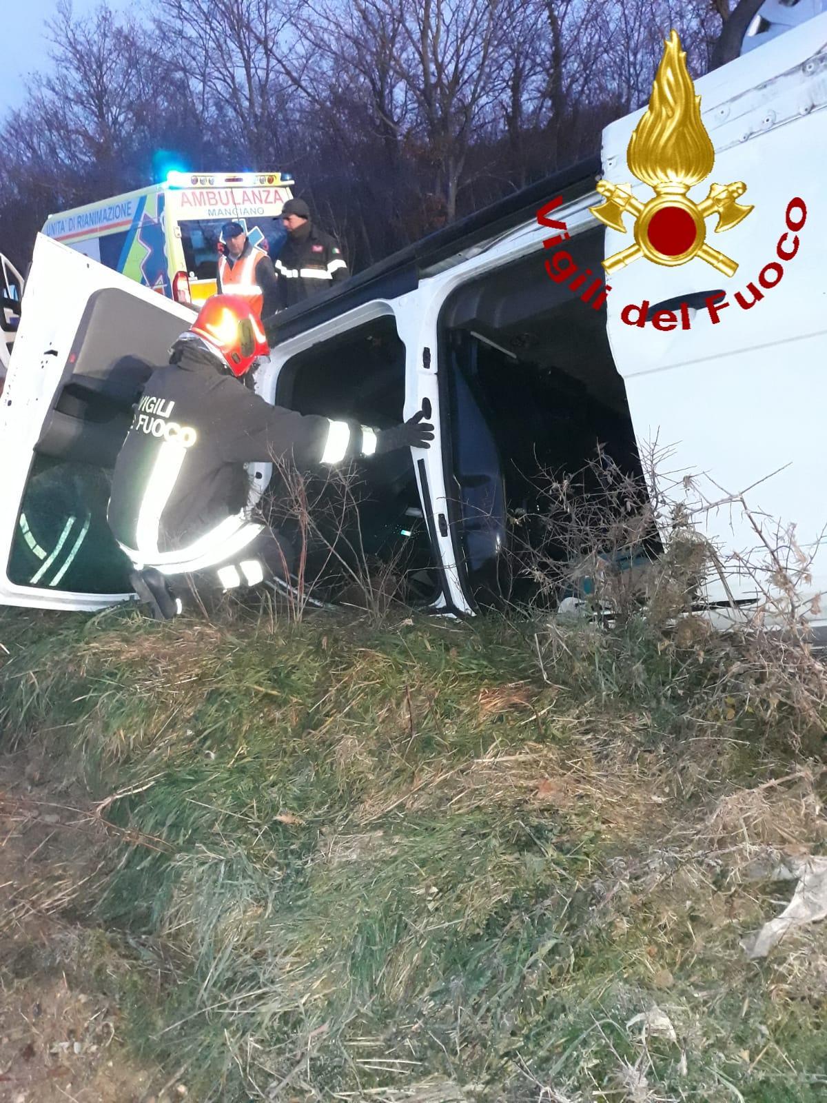 Fuori strada con il furgone, grave a 66 anni