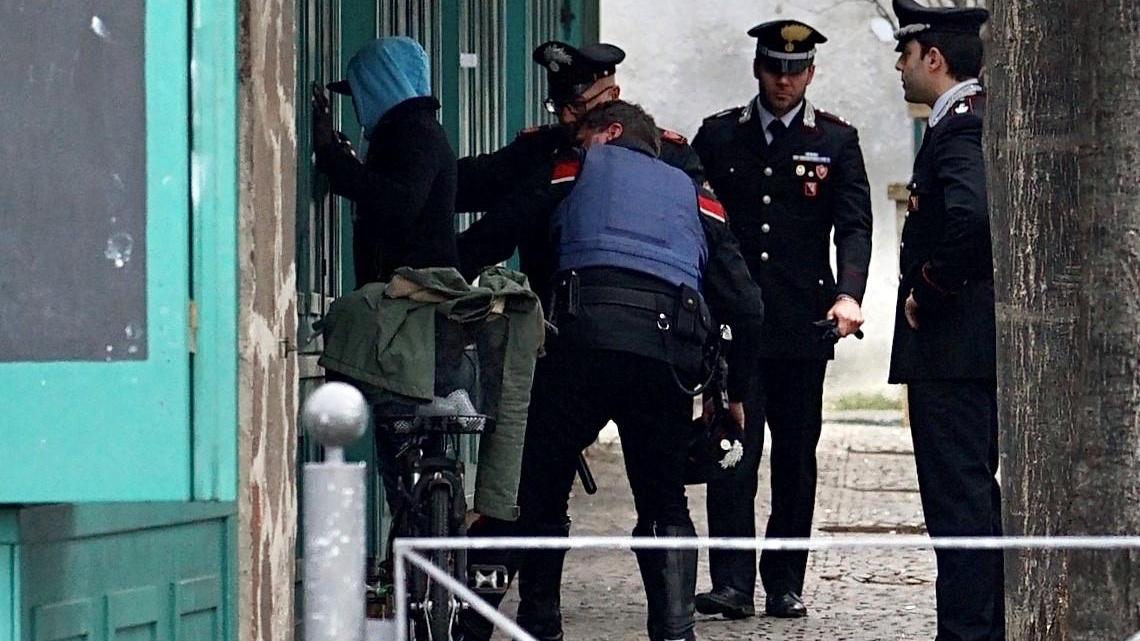 I controlli dei carabinieri in piazza Garibaldi (foto Dario Marzi)