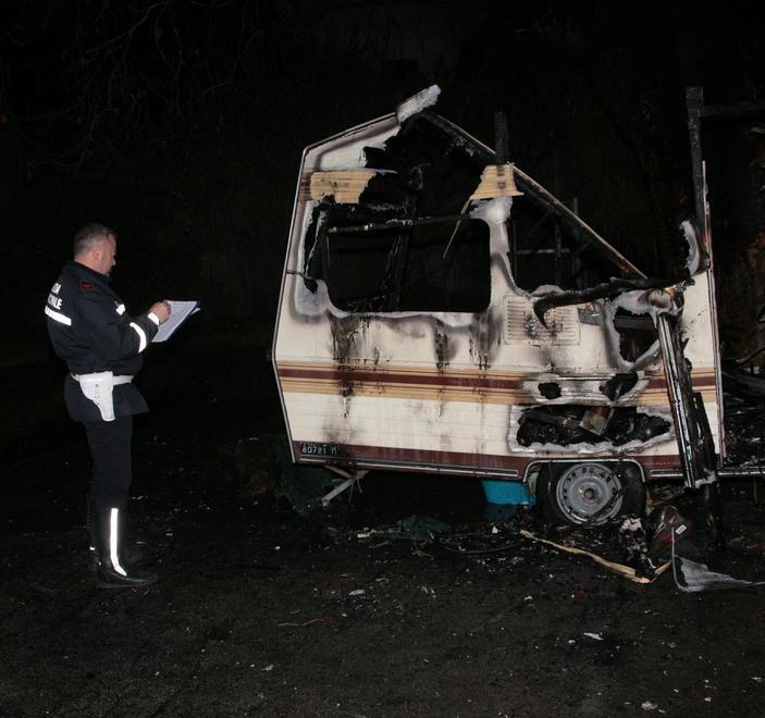 Incendio doloso distrugge due roulotte in via Pisano 