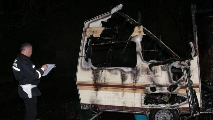 Incendio doloso distrugge due roulotte in via Pisano