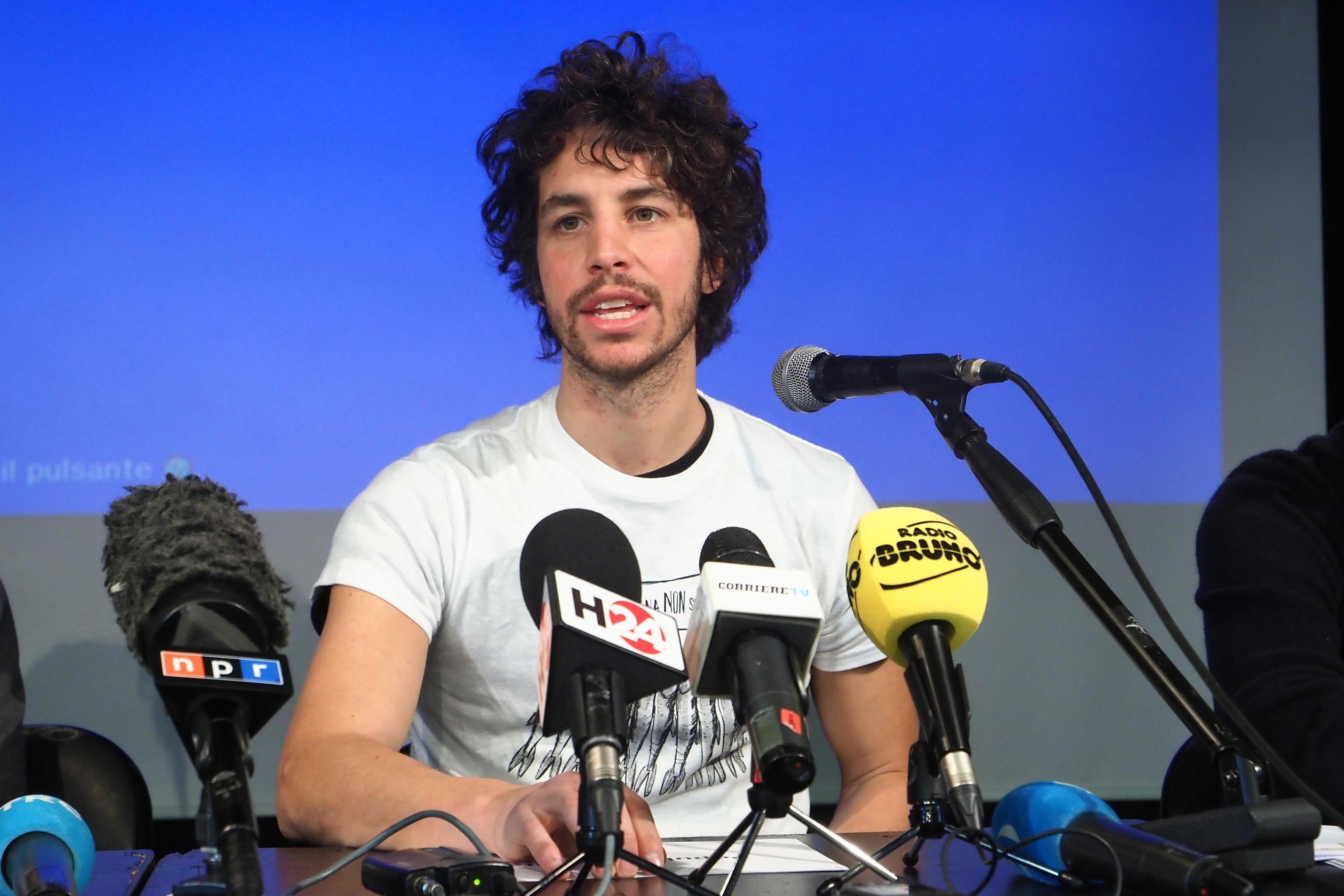 Le sardine a Bibbiano, il portavoce Mattia Santori: "Se Salvini non rinuncia noi andiamo avanti" 