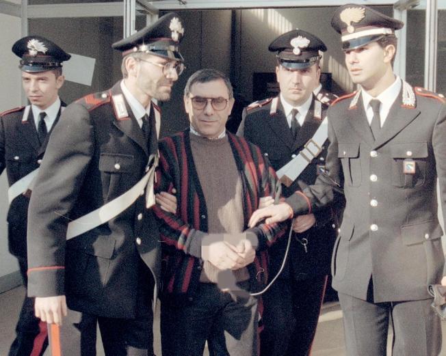 Il boss Bagarella aggredisce un agente in carcere a Sassari 