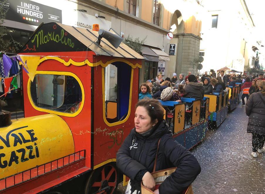 Il trenino del carnevale di Pontedera