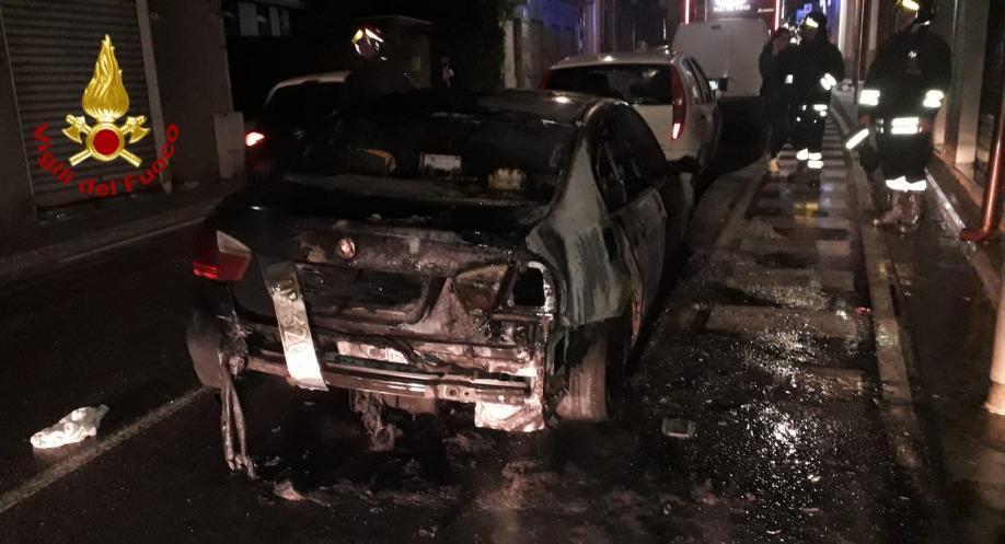 Pirri, due auto in fiamme: in un caso l'incendio è doloso