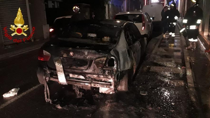 Pirri, due auto in fiamme: in un caso l'incendio è doloso