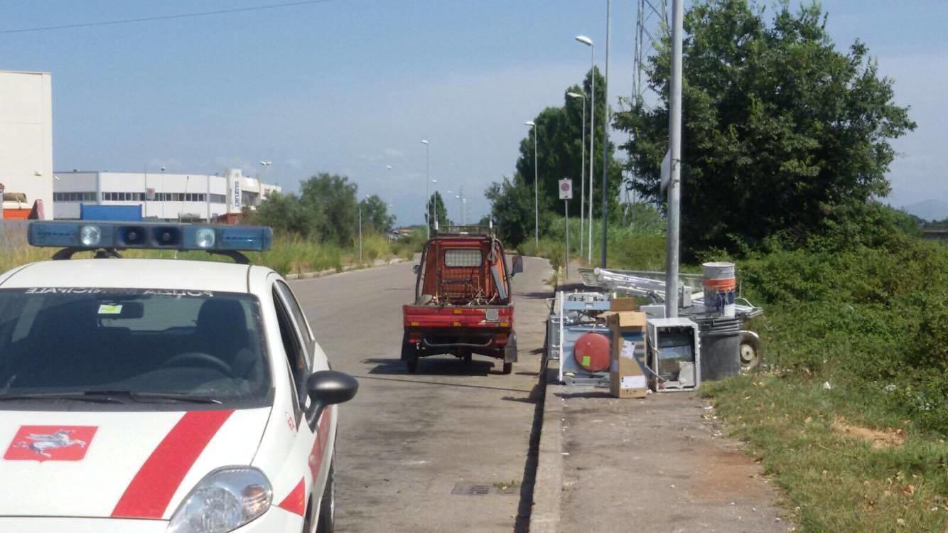 Abbandona rifiuti in strada: scatta maxi multa di 600 euro