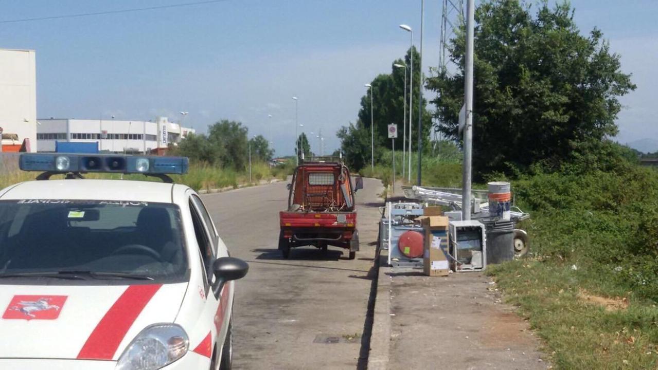 Abbandona rifiuti in strada: scatta maxi multa di 600 euro