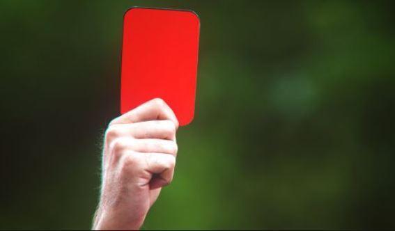 Tre giornate a Nencioni ed Elia. Multa per lancio di un...portafoglio
