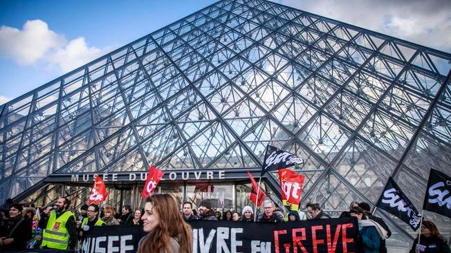 Il Louvre bloccato dai dimostranti